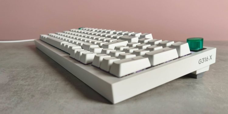 Logitech G316 X 98 review: a super-thocky keyboard with a useless screen
