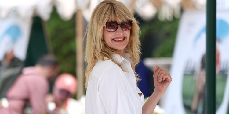Run! Laura Dern’s Exact Fall-Ready ‘Sneakerinas’ Are Still in Stock