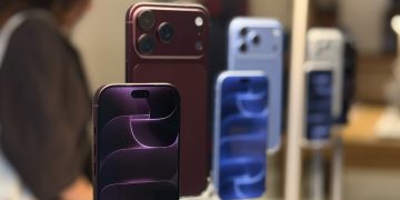 5 Android Phones That Had Variable Aperture Cameras Before The iPhone 18 Pro