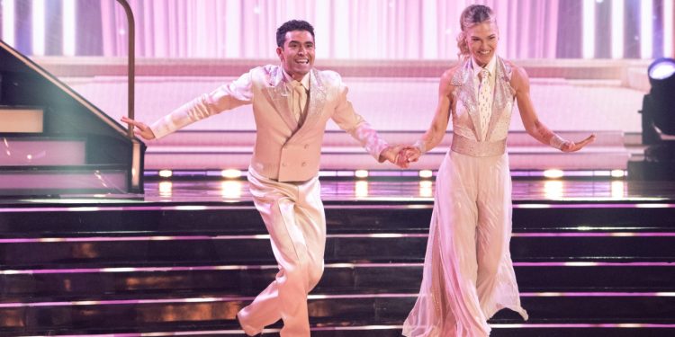 Watch Julia Stiles Pay Tribute to Dolly Parton on ‘Dancing With the Stars’