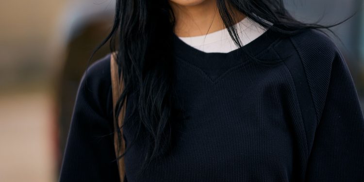How to Blow Dry Hair Without Frizz in 7 Easy Steps