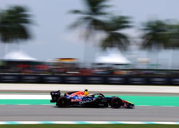 Verstappen apprécie la RB22 évoluée, Red Bull voit encore des faiblesses à corriger