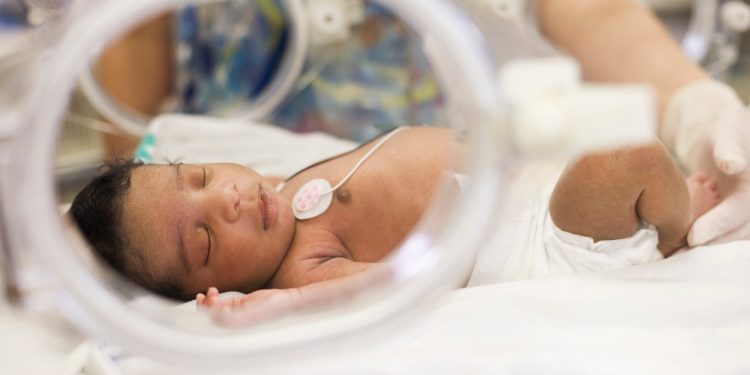 Parents of premature newborns can have more skin-to-skin contact with new device